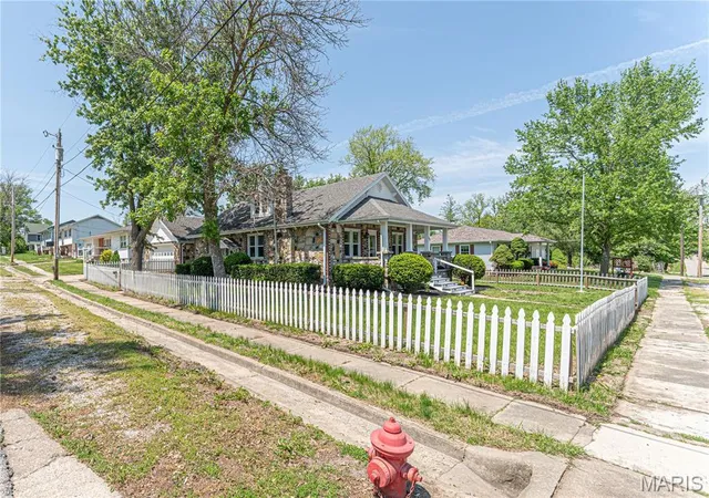Photo 3 of Single Family Residence at 523 S Washington St, Paris, MO 65275 | MLS# MIS25028480 | | Sold on 2025-08-15