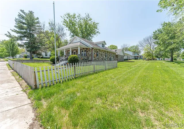 Photo 4 of Single Family Residence at 523 S Washington St, Paris, MO 65275 | MLS# MIS25028480 | | Sold on 2025-08-15