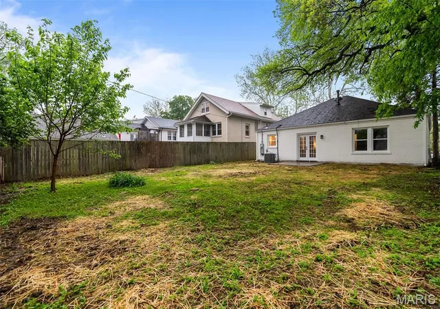 Photo 3 of Single Family Residence at 811 Brownell Ave, Saint Louis, MO 63122 | MLS# MIS25028567 | | Sold on 2025-06-05