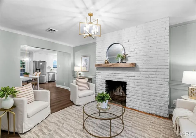 Photo 4 of Single Family Residence at 811 Brownell Ave, Saint Louis, MO 63122 | MLS# MIS25028567 | | Sold on 2025-06-05