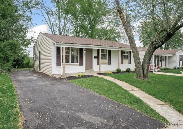 Photo 2 of Single Family Residence at 10544 Castle Dr, Saint Louis, MO 63136 | MLS# MIS25028844 | | Sold on 2025-08-01