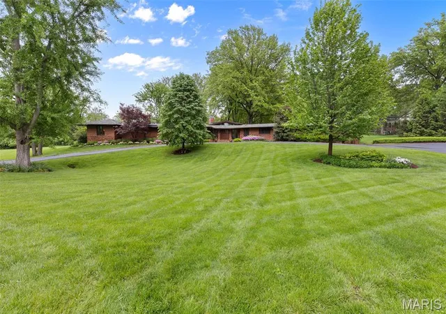 Single Family Residence at 10 Country Estates Pl, Saint Louis, MO 63131 | MLS# MIS25028952 | | Sold on 2025-06-20
