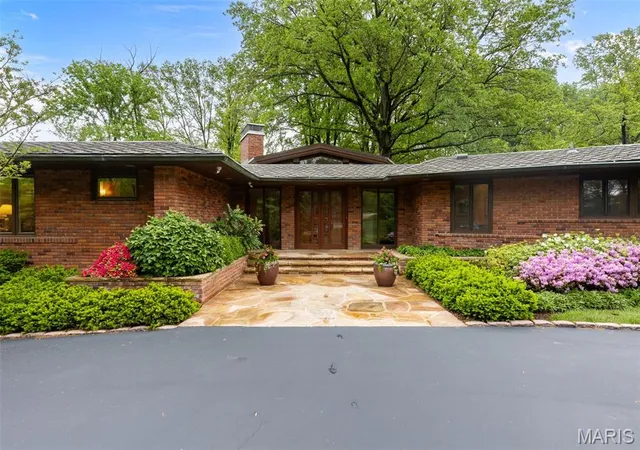 Photo 1 of Single Family Residence at 10 Country Estates Pl, Saint Louis, MO 63131 | MLS# MIS25028952 | | Sold on 2025-06-20