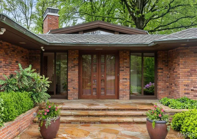 Photo 2 of Single Family Residence at 10 Country Estates Pl, Saint Louis, MO 63131 | MLS# MIS25028952 | | Sold on 2025-06-20