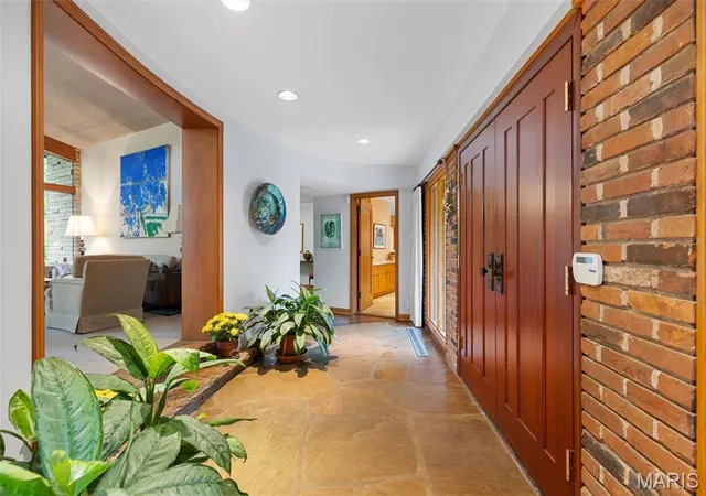 Photo 3 of Single Family Residence at 10 Country Estates Pl, Saint Louis, MO 63131 | MLS# MIS25028952 | | Sold on 2025-06-20