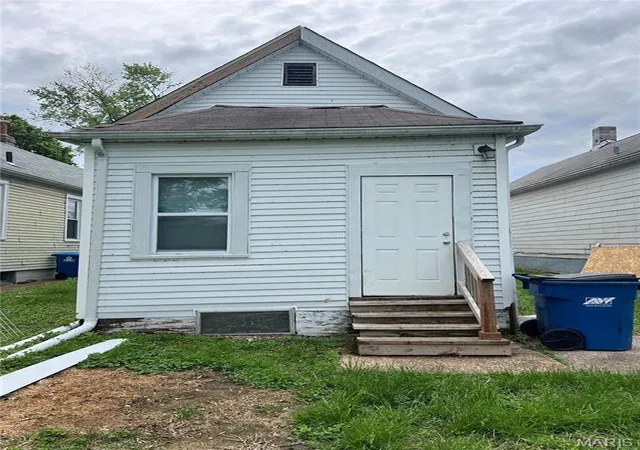 Photo 4 of Single Family Residence at 8423 Tennessee Ave, Saint Louis, MO 63125 | MLS# MIS25029048 | | Sold on 2025-09-19