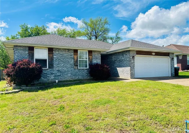 Photo 2 of Single Family Residence at 835 S Suburban Ave, Springfield, MO 65802 | MLS# MIS25029066 | | Sold on 2025-06-25