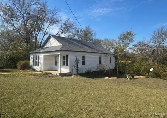 Single Family Residence at 1921 W Springfield Rd, Saint Clair, MO 63077 | MLS# MIS25029371 | | Sold on 2025-12-15