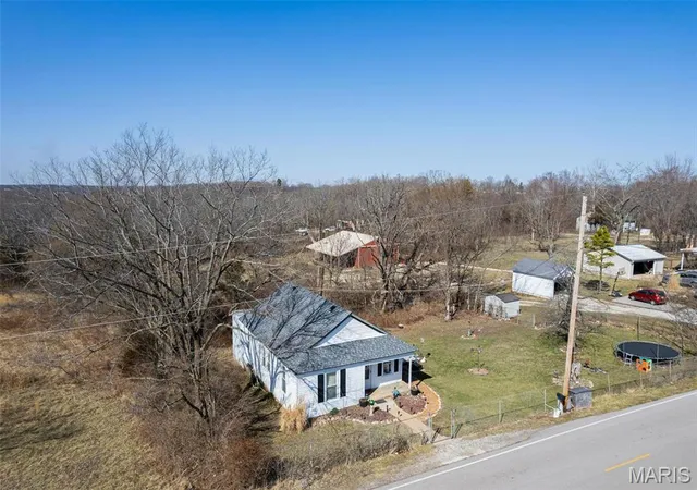 Photo 1 of Single Family Residence at 1921 W Springfield Rd, Saint Clair, MO 63077 | MLS# MIS25029371 | | Sold on 2025-12-15