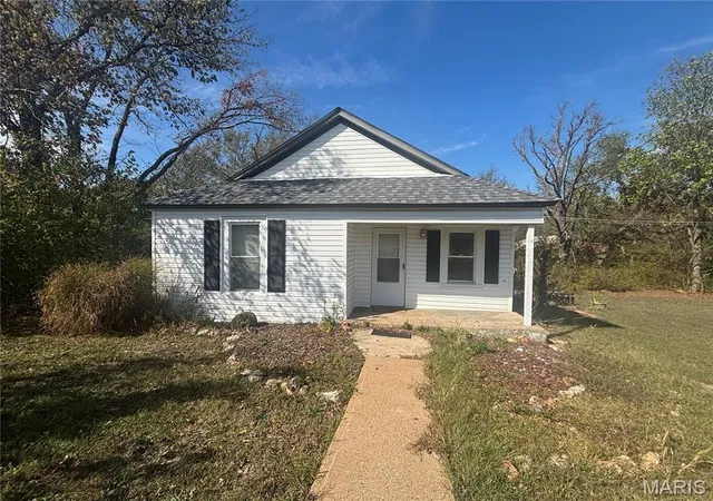 Photo 4 of Single Family Residence at 1921 W Springfield Rd, Saint Clair, MO 63077 | MLS# MIS25029371 | | Sold on 2025-12-15
