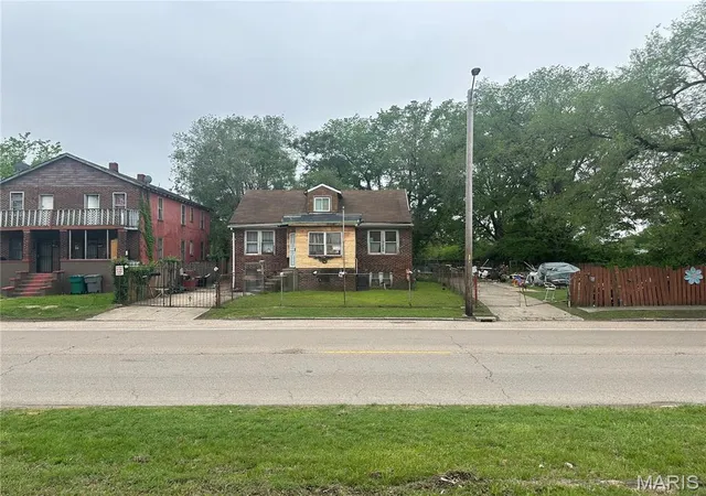 Single family home for sale at 2024 Bond Ave, East Saint Louis, IL 62207 | MLS# MIS25029650 | Listing updated on 2025-11-01