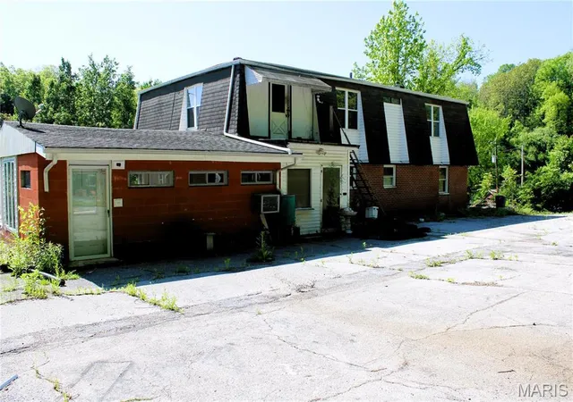 Photo 4 of Single Family Residence at 36 Maurice Circle Dr, East Saint Louis, IL 62203 | MLS# MIS25029796 |  | Sold on 2025-05-15