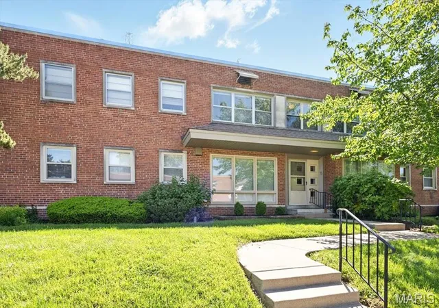 Condominium at 5 Delcrest Ct #203, Saint Louis, MO 63124 | MLS# MIS25029890 | | Sold on 2025-08-05