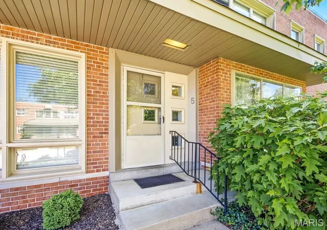 Photo 1 of Condominium at 5 Delcrest Ct #203, Saint Louis, MO 63124 | MLS# MIS25029890 | | Sold on 2025-08-05