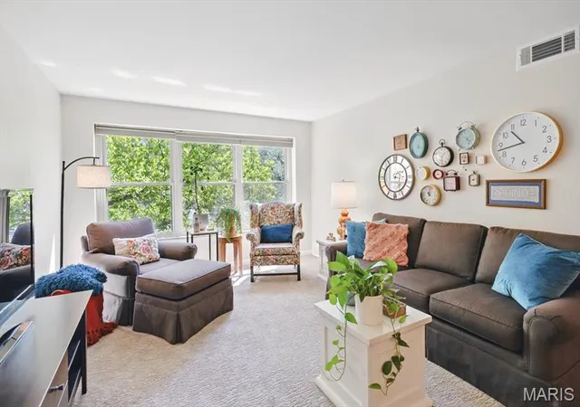 Photo 2 of Condominium at 5 Delcrest Ct #203, Saint Louis, MO 63124 | MLS# MIS25029890 | | Sold on 2025-08-05