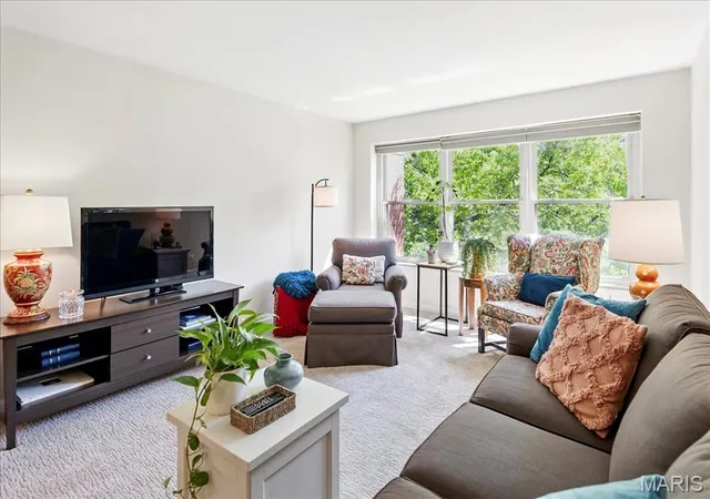 Photo 3 of Condominium at 5 Delcrest Ct #203, Saint Louis, MO 63124 | MLS# MIS25029890 | | Sold on 2025-08-05