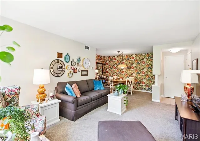 Photo 4 of Condominium at 5 Delcrest Ct #203, Saint Louis, MO 63124 | MLS# MIS25029890 | | Sold on 2025-08-05