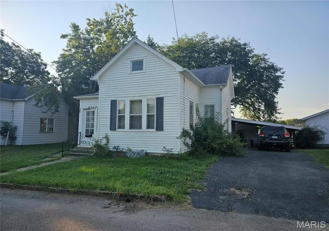 Single family home for sale at 1046 Market St, Sainte Genevieve, MO 63670 | MLS# MIS25029934 | Listing updated on 2025-07-21