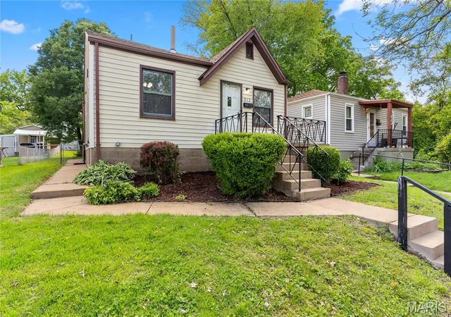 Photo 2 of Single Family Residence at 312 Waller Ave, Saint Louis, MO 63125 | MLS# MIS25030017 | | Sold on 2025-09-25