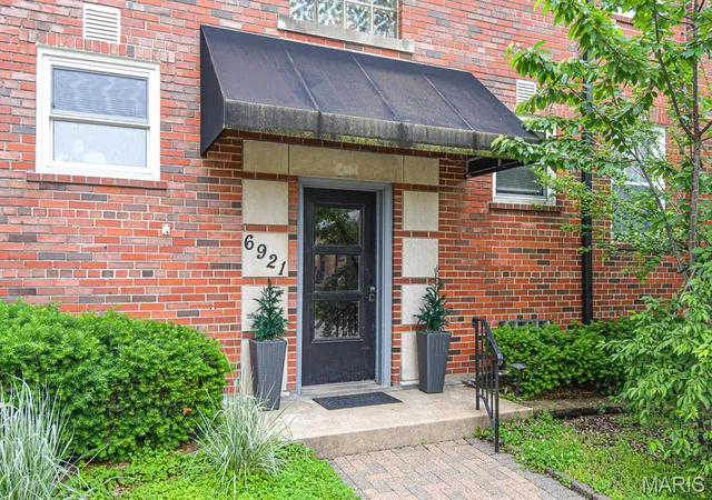 Photo 3 of Condominium at 6921 Southland Ave #G, Saint Louis, MO 63109 | MLS# MIS25030112 |  | Sold on 2025-06-18