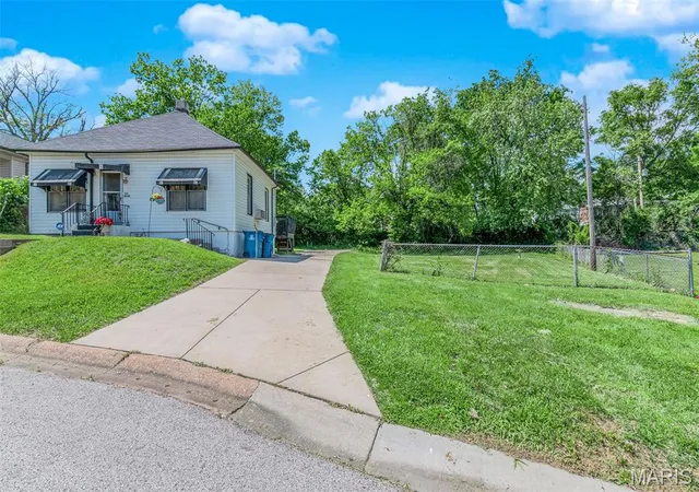 Photo 2 of Single Family Residence at 4229 Oakwood Ave, Saint Louis, MO 63121 | MLS# MIS25030196 | | Sold on 2025-08-19