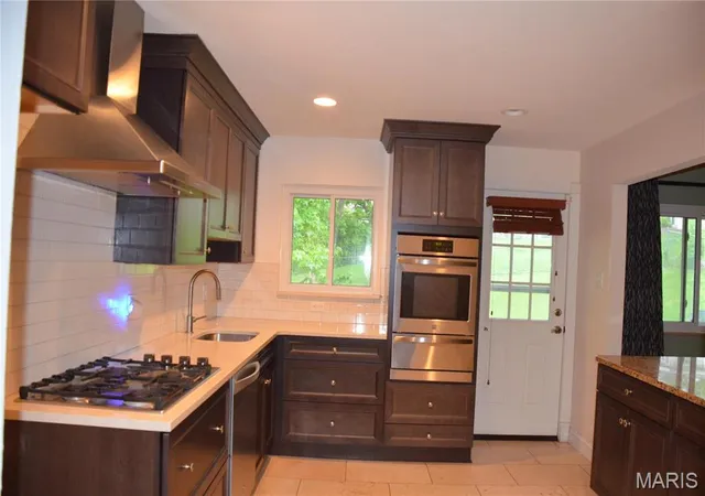 Photo 4 of Single Family Residence at 6 Village Dr, Saint Louis, MO 63146 | MLS# MIS25030246 | | Sold on 2025-06-12