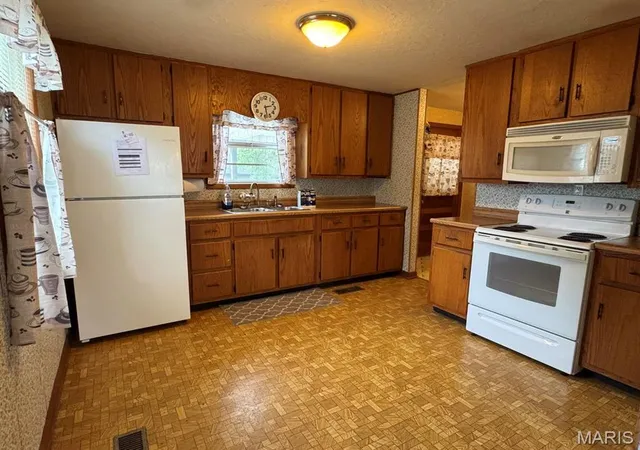 Photo 3 of Single Family Residence at 104 Day Ave, Bernie, MO 63822 | MLS# MIS25030304 | | Sold on 2025-07-18