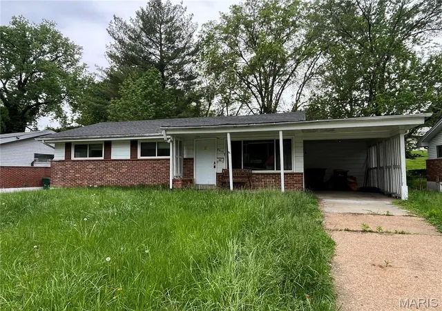 Single Family Residence at 9915 Castle Dr, Saint Louis, MO 63136 | MLS# MIS25030382 | | Sold on 2025-08-18