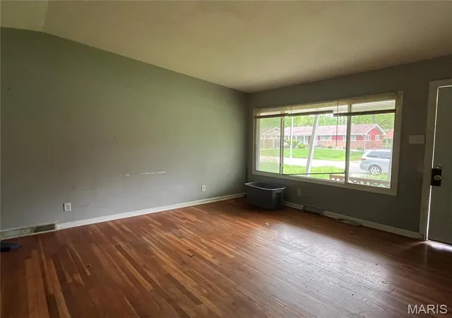 Photo 2 of Single Family Residence at 9915 Castle Dr, Saint Louis, MO 63136 | MLS# MIS25030382 | | Sold on 2025-08-18