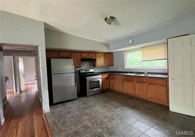 Photo 3 of Single Family Residence at 9915 Castle Dr, Saint Louis, MO 63136 | MLS# MIS25030382 | | Sold on 2025-08-18