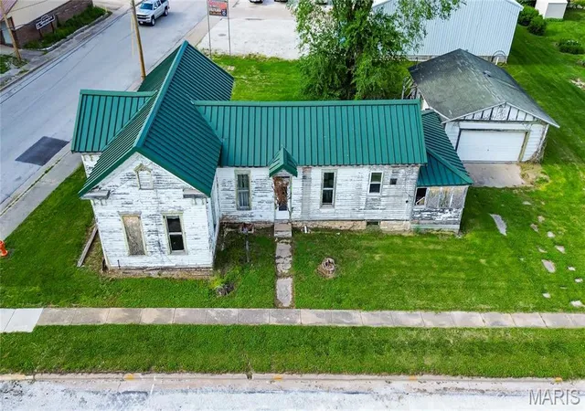 Photo 4 of Single family home for sale at 212 Franklin St, Hardin, IL 62047 | MLS# MIS25030395 | Listing updated on 2026-03-07