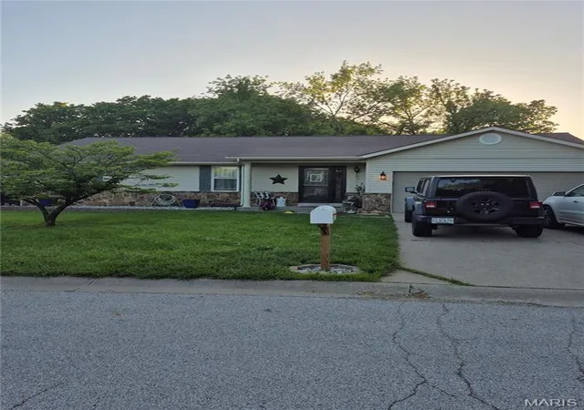 Photo 1 of Single Family Residence at 3 Ridgewoods Ct, Saint Peters, MO 63376 | MLS# MIS25030801 | | Sold on 2025-07-18