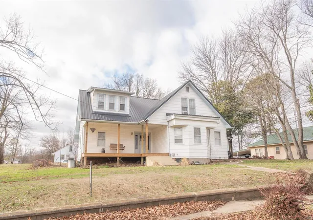 Photo 1 of Single family home for sale at 404 Spring St, Bloomfield, MO 63825 | MLS# 23073655 | Listing updated on 2024-06-26
