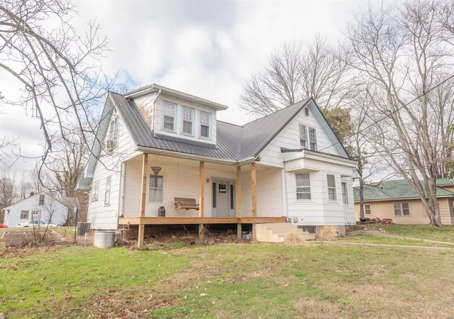 Photo 2 of Single family home for sale at 404 Spring St, Bloomfield, MO 63825 | MLS# 23073655 | Listing updated on 2024-06-26