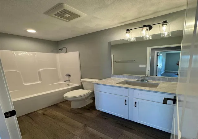 Photo 3 of Single family home for sale at 411 Lebanon Ave Rd, Belleville, IL 62220 | MLS# 24000169 | Listing updated on 2024-06-27
