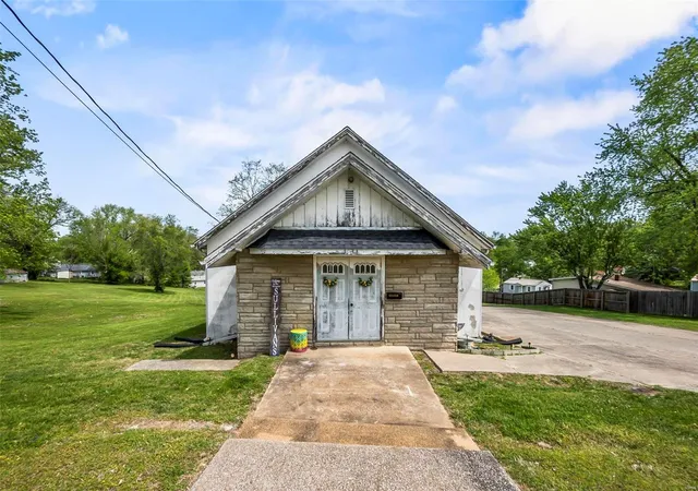 Photo 3 of Single family home for sale at 1034 Old Cape Rd, Jackson, MO 63755 | MLS# 24003502 | Listing updated on 2024-12-07