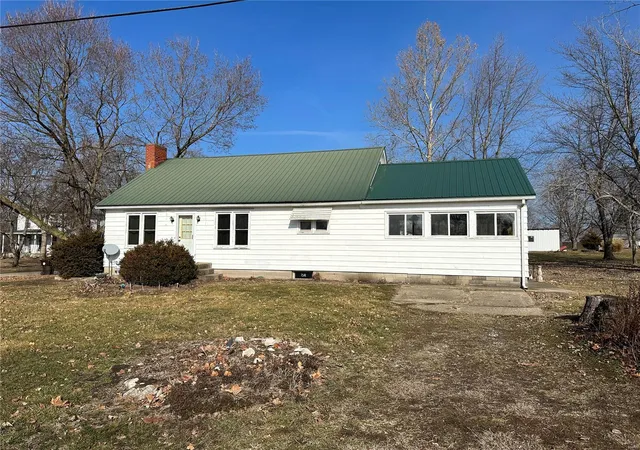 Photo 1 of Single family home for sale at 702 E Quincy St, Griggsville, IL 62340 | MLS# 24006942 | Listing updated on 2024-11-05