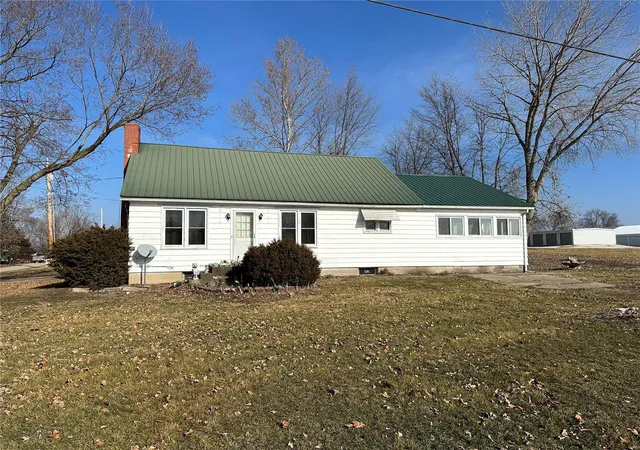 Photo 2 of Single family home for sale at 702 E Quincy St, Griggsville, IL 62340 | MLS# 24006942 | Listing updated on 2024-11-05