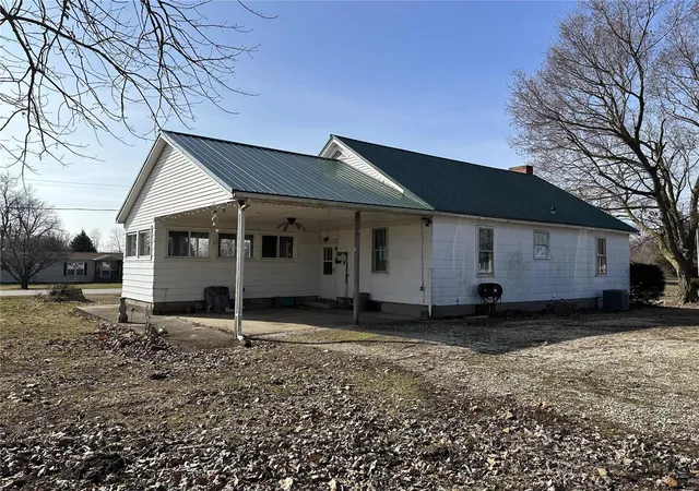 Photo 3 of Single family home for sale at 702 E Quincy St, Griggsville, IL 62340 | MLS# 24006942 | Listing updated on 2024-11-05