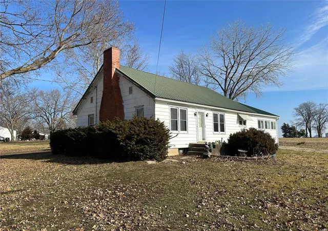 Photo 3 of Single family home for sale at 702 E Quincy St, Griggsville, IL 62340 | MLS# 24006942 | Listing updated on 2024-11-05