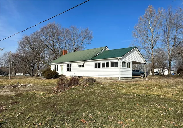 Photo 4 of Single family home for sale at 702 E Quincy St, Griggsville, IL 62340 | MLS# 24006942 | Listing updated on 2024-11-05