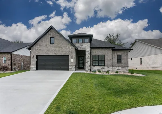 Photo 2 of Single family home for sale at 131 Knights Brg Ln, Edwardsville, IL 62025 | MLS# 24010273 | Listing updated on 2024-09-16