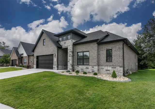 Photo 3 of Single family home for sale at 131 Knights Brg Ln, Edwardsville, IL 62025 | MLS# 24010273 | Listing updated on 2024-09-16