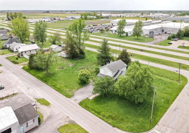 Photo 3 of Single family home for sale at 303 S Old Route 66, Litchfield, IL 62056 | MLS# 24026715 | Listing updated on 2024-10-23