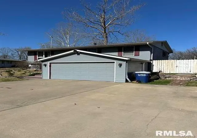 Photo 2 of Single family home for sale at 801 Queens Way, Pinckneyville, IL 62274 | MLS# 24029121 | Listing updated on 2024-08-16