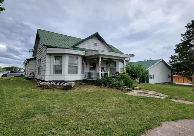 Photo 1 of Single family home for sale at 207 N Palmyra St, Perry, MO 63462 | MLS# 24033958 | Listing updated on 2024-12-06