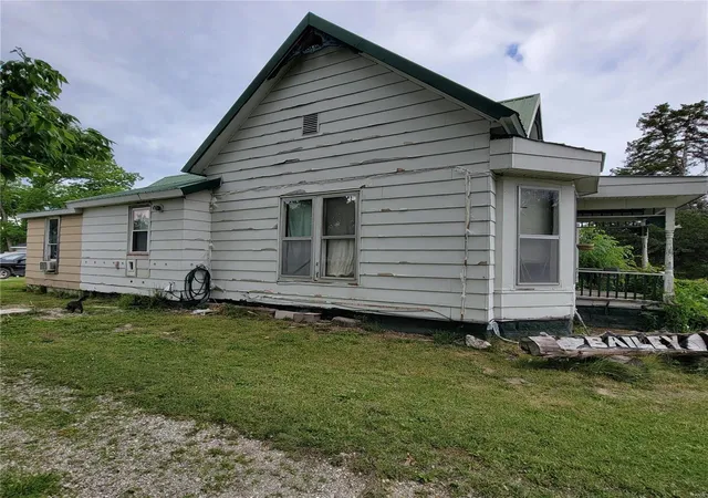 Photo 2 of Single family home for sale at 207 N Palmyra St, Perry, MO 63462 | MLS# 24033958 | Listing updated on 2024-12-06