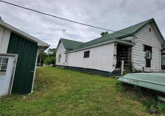 Photo 3 of Single family home for sale at 207 N Palmyra St, Perry, MO 63462 | MLS# 24033958 | Listing updated on 2024-12-06