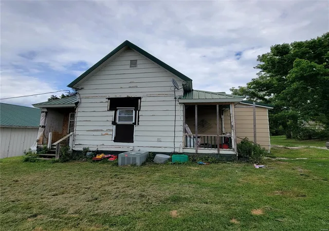 Photo 3 of Single family home for sale at 207 N Palmyra St, Perry, MO 63462 | MLS# 24033958 | Listing updated on 2024-12-06