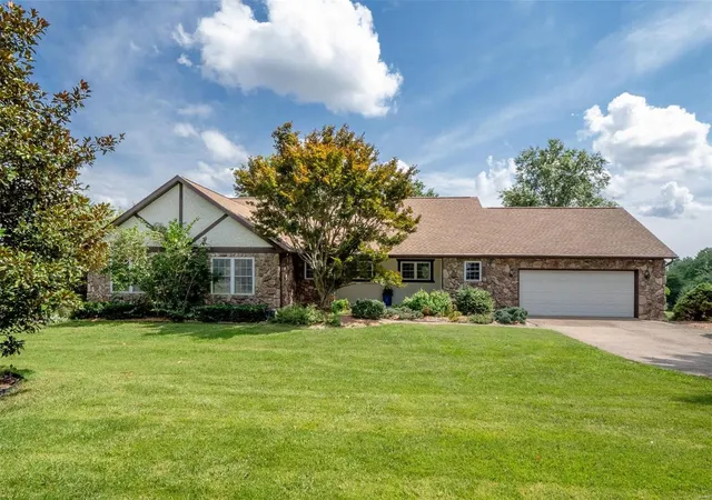 Photo 1 of Single family home for sale at 18 Phillips Ln, Belleville, IL 62221 | MLS# 24035087 | Listing updated on 2024-11-25